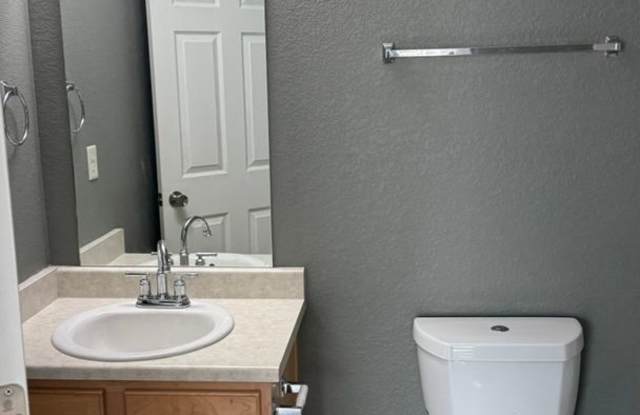 Charming 2BR House in Denver Gallery 3