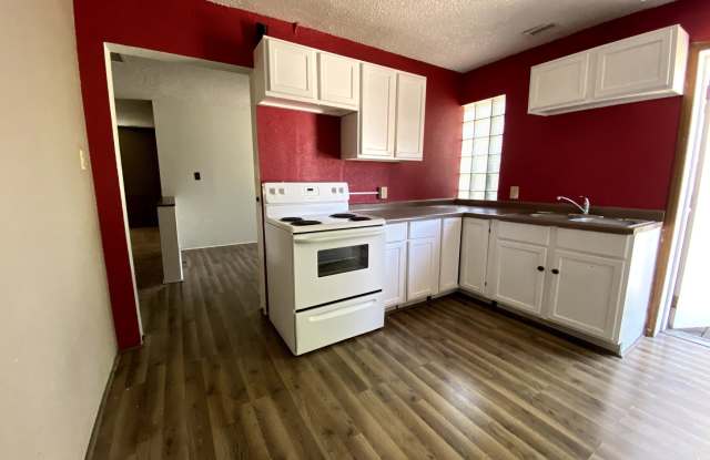 932 West 3rd Street - 932 W 3rd St, Waterloo, IA 50701