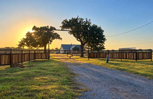 4 STALLS Pipe Fence - HORSES WELCOME- DARLING FARMHOUSE Gallery 1