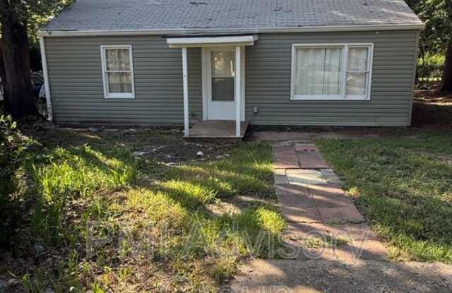 316 SE 34th St - 316 Southeast 34th Street, Topeka, KS 66605