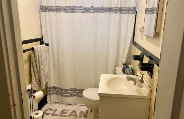 Large 2 bed unit in the heart of Oak Square Gallery 3