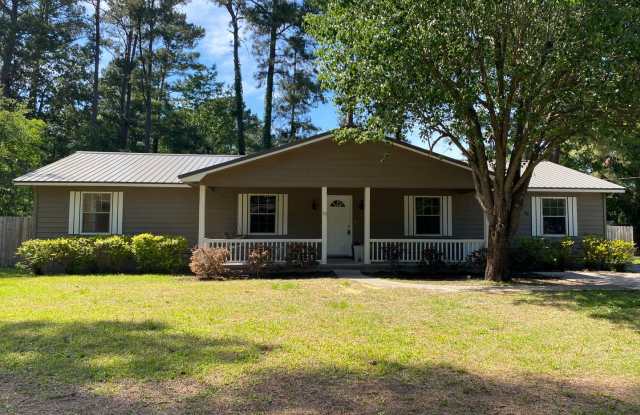NEWLY RENOVATED- MOVE IN SPECIAL 300.00 OFF FIRST MONTH RENT photos photos