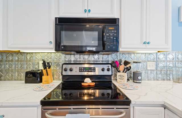 Winter Rental! Beautiful four-bedroom private home with updated appliances! Only a few blocks to the beach! Gallery 4