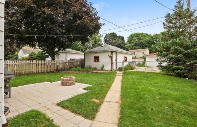 Charming 3-Bedroom Single-Family Home – Hardwood Floors, Central Air & Garage Gallery 4