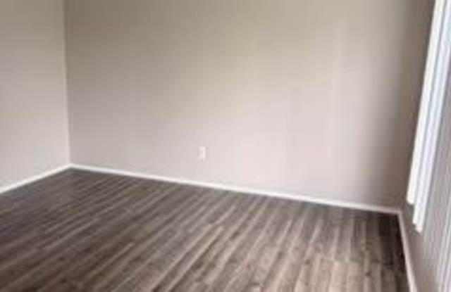 328 E Elmwood Avenue Gallery 4
