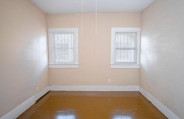 2 BR 1 BA Gorgeous Home Near Downtown Gallery 1