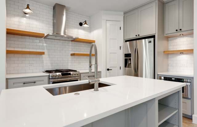 UT PRE-LEASE: New Construction: Luxury 4 bed / 3 bath home in West Campus Gallery 3