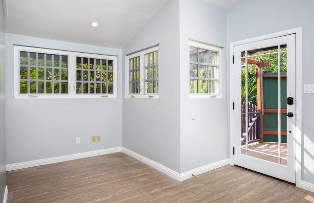 520 1/2 Audubon Way Gallery 3