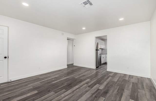 Two Bedroom with Yard & Washer/Dryer - 4 Weeks of Free Rent! Gallery 2