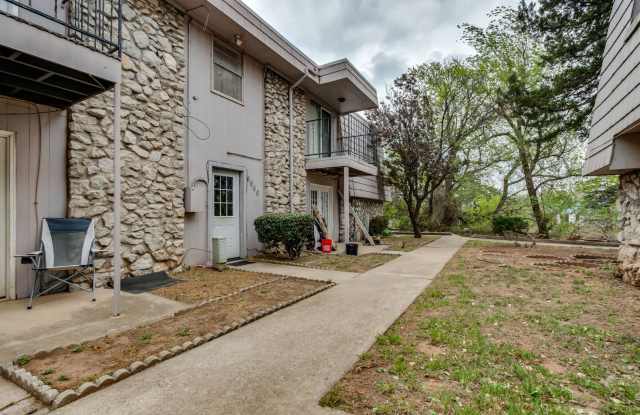 1 Bedroom 1 Bath Condo - Wilshire And NW Expressway photos photos