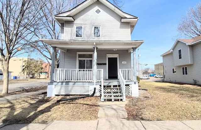 Beautiful 4-Bedroom Unit in St. Paul - Available Now! photos photos