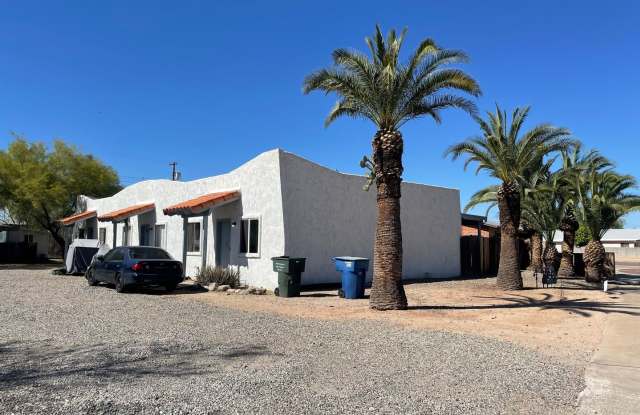 2 Bedroom and 1 Bath Triplex! Gallery 2