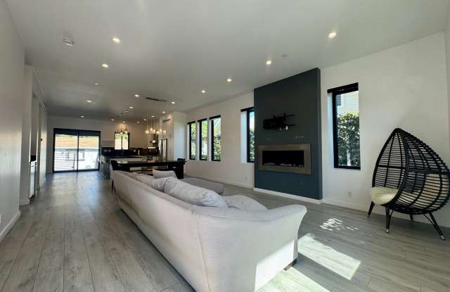 Five Bedroom/Four Bathroom Luxury House in Koreatown Gallery 3