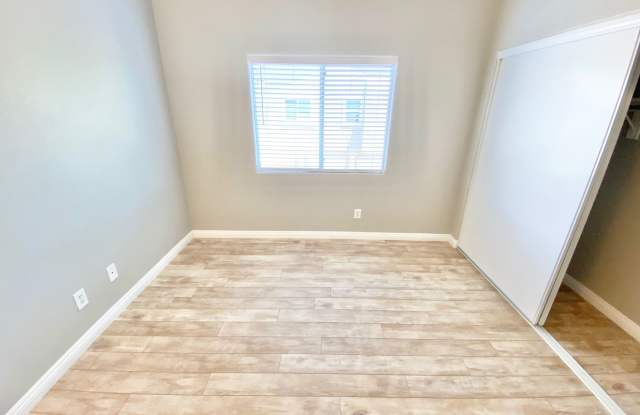 Spacious 2-bedroom corner unit with vaulted ceilings and open floorplan near Summerlin photos photos