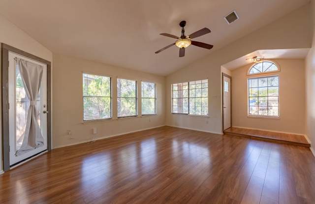 Luxury Meets Comfort: Your Dream Single-Family Home with Modern Design and Effortless Elegance Awaits! Gallery 4