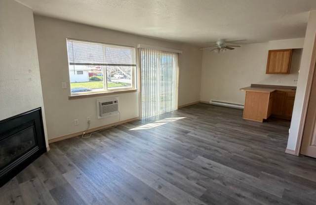 Southgate Triangle - 2 Bed - 1 Bath *Exterior Improvements Underway* photos photos