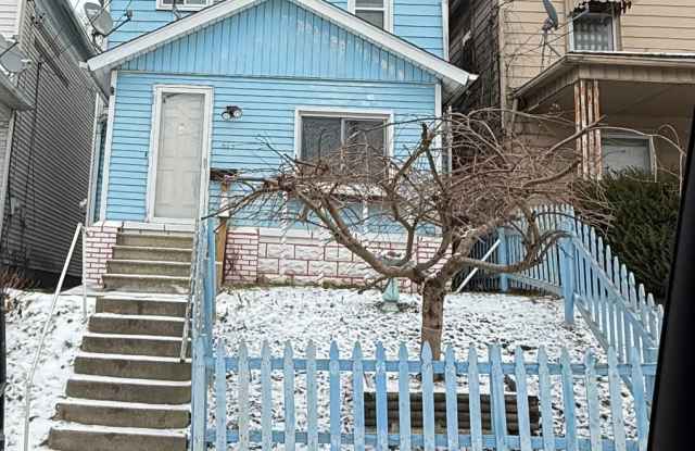 519 Emerson Ave- 3 bedroom house - 519 Emerson Avenue, Farrell, PA 16121