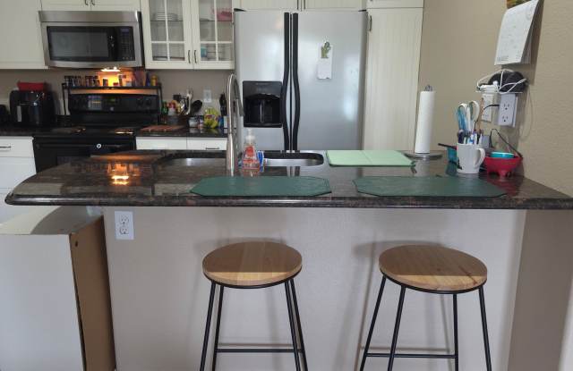Cute 2 Bedroom Furnished Rental Gallery 4
