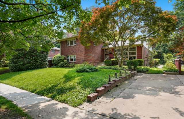 Spacious Split Level on Sundale Stone's Throw from Parkway Deli! photos photos
