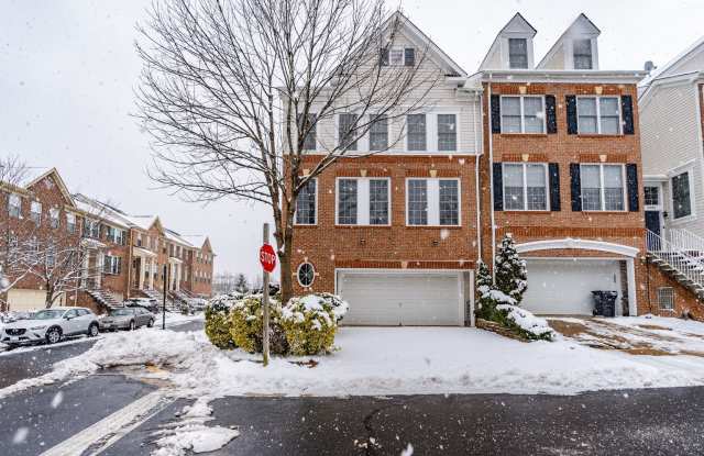 Immaculate 3 Bed 2 Full  2 Half Bath End Unit Townhome In Much Sought After Cascades photos photos