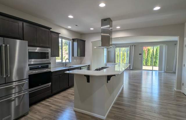 HUGE House in Lake Stevens School District with Office & Bonus Room Gallery 4