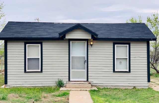 Adorable 1 Bed 1 Bath--Spacious with bonus room - 1304 Joliet Street, Plainview, TX 79072