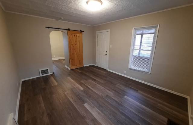 3 Bedroom, 1 Bathroom Home with additional office/den space and fenced yard! photos photos