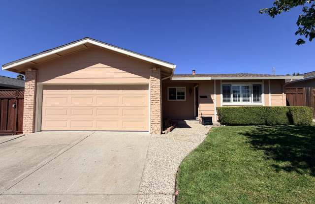 4bd/2ba - Bedroom Home with a Lap Pool! Excellent Location!! Gallery 1