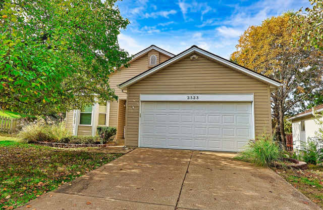 Spacious Ranch with Vaulted Ceilings, Walk-Out Basement & Community Pool Gallery 1