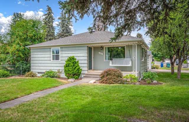 Charming 2 bed 1 bath bungalow with 2nd living room photos photos Charming 2 bed 1 bath bungalow with 2nd living room photos photos