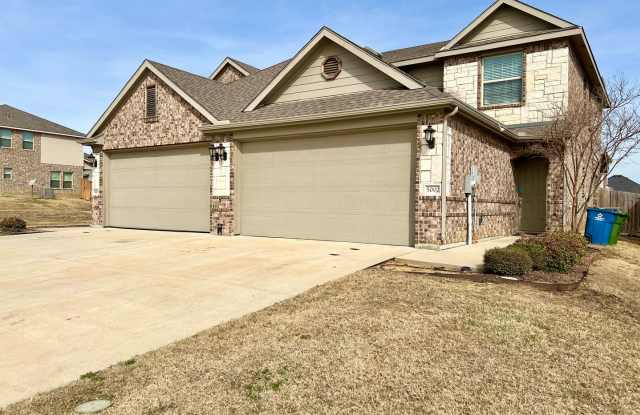 Modern Country Living Near I-35 – Stunning Duplex with Granite, Private Yard  Appliances Included! photos photos