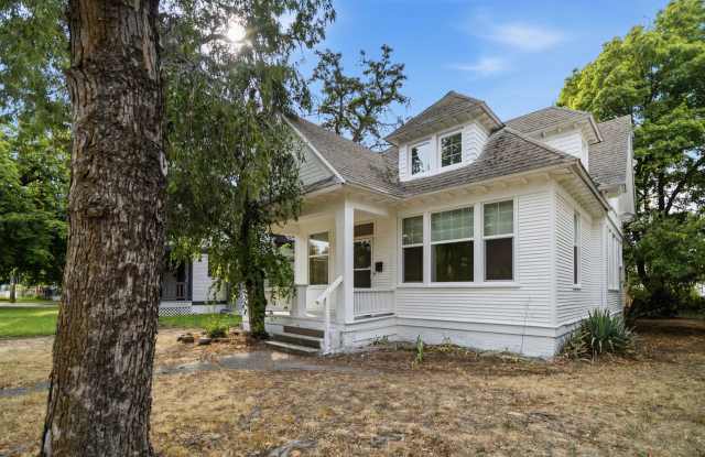 Charming 5-Bedroom Home with Fenced Yard in Spokane Gallery 4