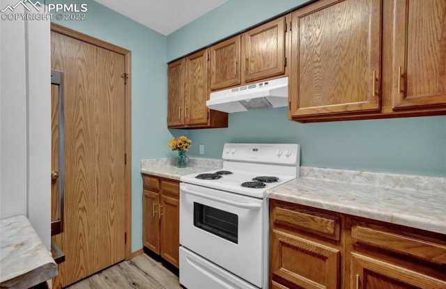 Charming 3BR Townhome in Colorado Springs Gallery 3