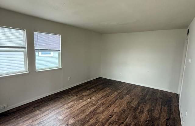 2 bed one bath home available for rent in Kankakee IL - 726 Webster Circle East, Kankakee, IL 60901