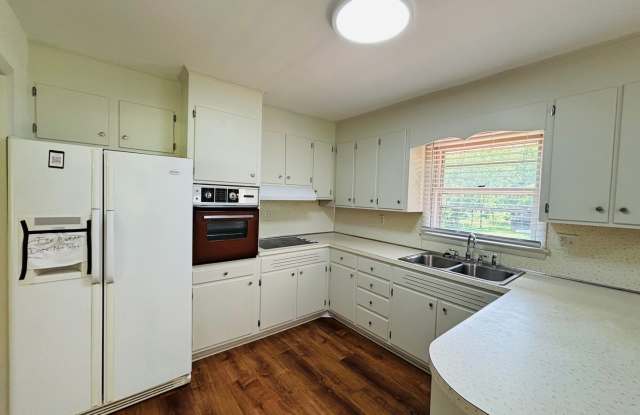 3 Bedroom, 2 Bath House with Huge Yard Gallery 4