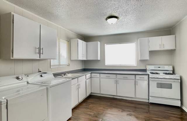 2 Bedroom / 1 Bathroom Duplex Unit with Washer/Dryer photos photos