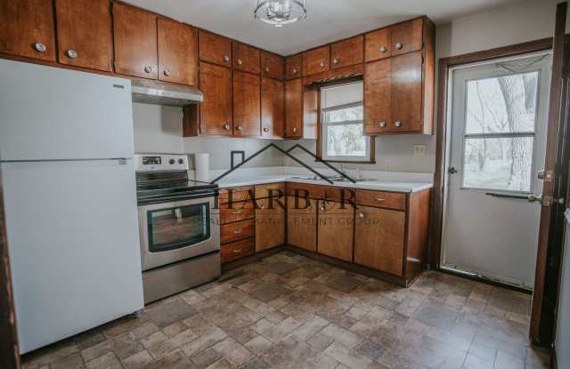 1206 10th St. NE- Large over sized garage with shop! photos photos
