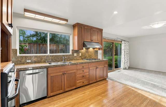 Beautiful 4-Bedroom 2.5 Bathroom Barron Park Home Gallery 4