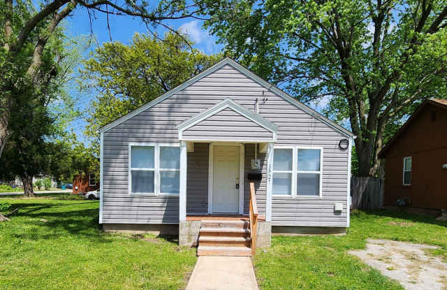 Spacious 3-Bedroom, 1-Bathroom Home AVAILABLE NOW!! - 1927 West Thoman Street, Springfield, MO 65803