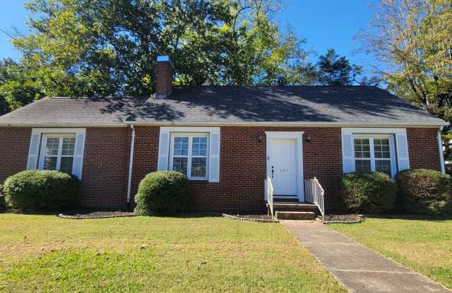 3/2 Cottage Charmer-Downtown McMinnville, TN - 107 Lind Street, McMinnville, TN 37110 3/2 Cottage Charmer-Downtown McMinnville, TN - 107 Lind Street, McMinnville, TN 37110