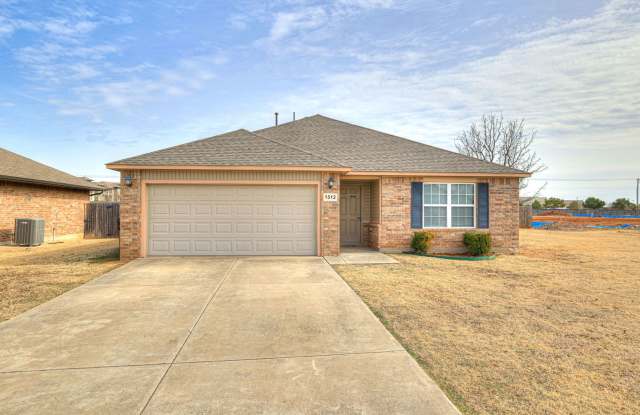 Close to I35 + Great Area close to Shopping - 1512 Eagle Drive, Moore, OK 73160