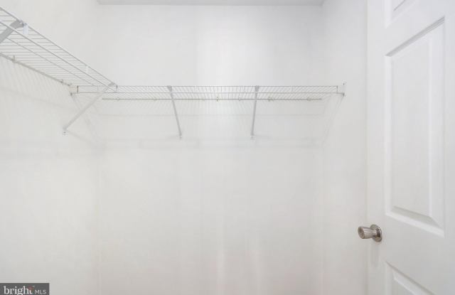 15522 JOHN DISKIN Circle Gallery 4