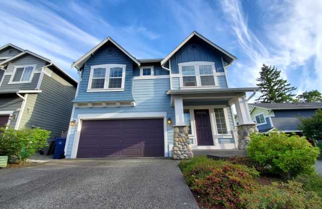 Spacious 3 Bed, 3 Bath Home in Lynnwood with Fenced Yard and Deck photos photos