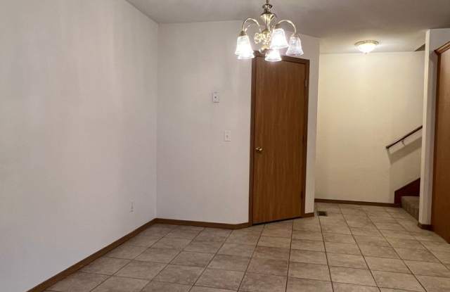3bed/2 bath/2 car garage, 1300 sqft duplex-home! 1267 S Pinhook Dr in Nixa MO. Gallery 1