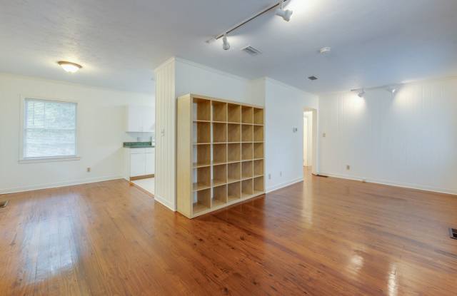 3 Bedroom, 2 Bath Home Available 10/1/2025. Close to FSU, FAMU and Downtown. photos photos