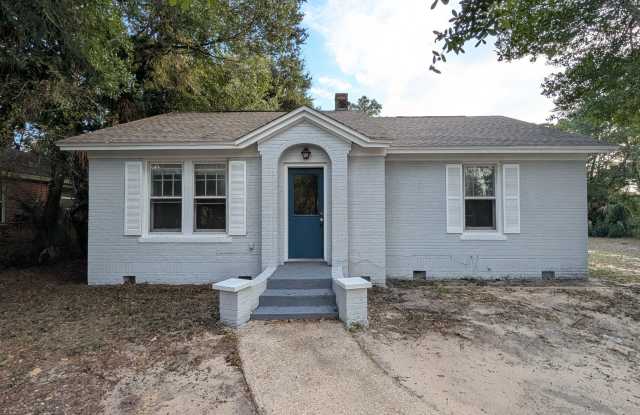 1321 Wisteria. MOVE IN SPECIAL: HALF OFF first full month of rent!!! - 1321 Wisteria Avenue, Warrington, FL 32507