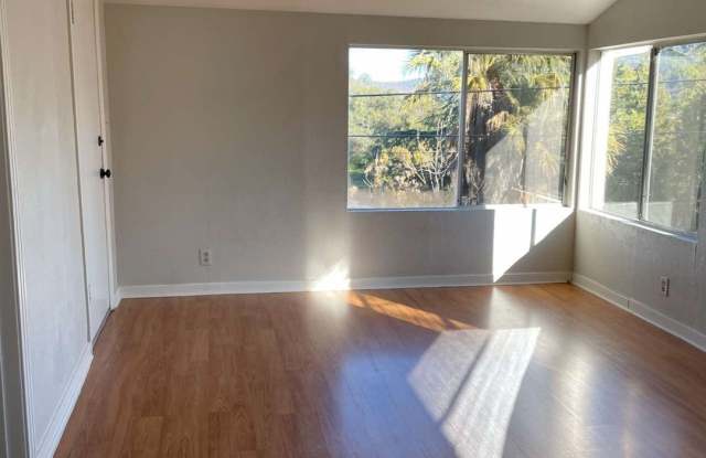 Sun-Drenched Living and Mid-Century Charm at 113 W Sunset Gallery 3