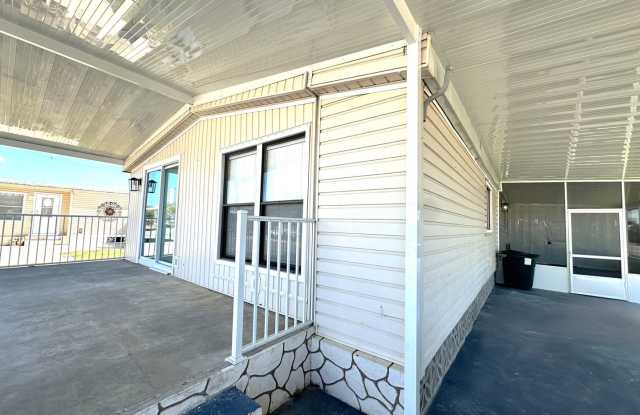 Stunning 2/2 Home in 55+ Leesure Village Gallery 3