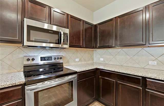 800 Comal RUN - 800 Comal Run, Hutto, TX 78634