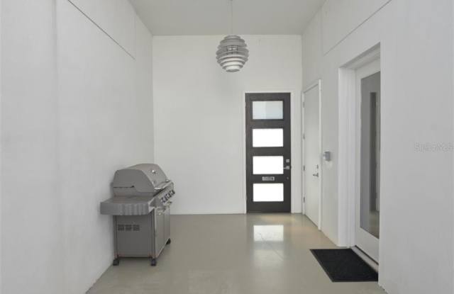 1049 N KENTUCKY AVENUE Gallery 3